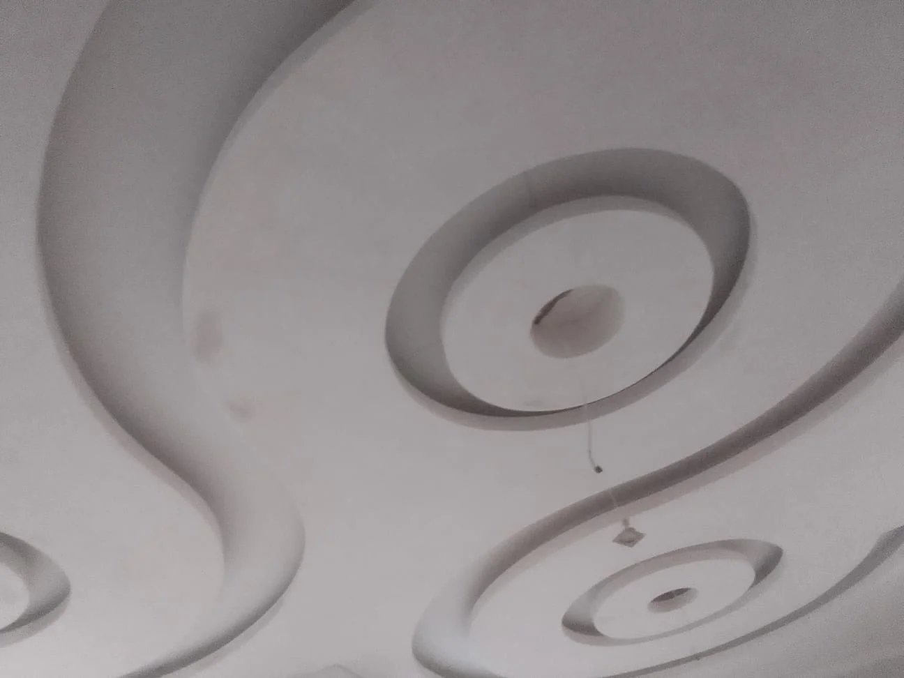 Curved ceiling detail by Z J Ceiling and Kitchen Masters