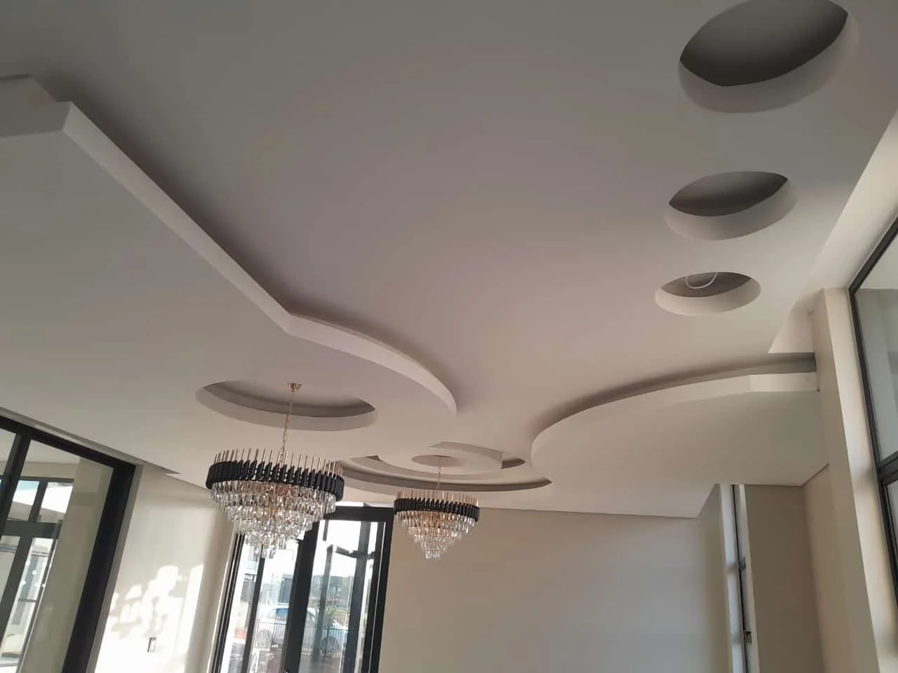 Curved feature ceiling by Z J Ceiling and Kitchen Masters
